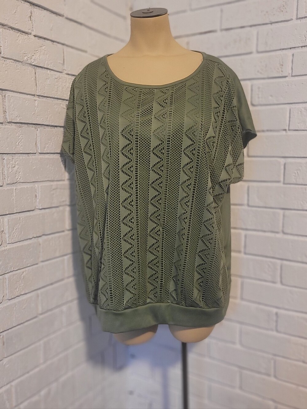 BonWorth Olive Green Crochet Lace Pattern Short Sleeve Top Size L Small Flaw